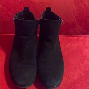 STEVE MADDEN BLACK SUEDE BOOTIES SIZE 9